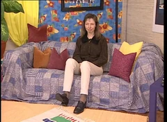 Snuskig hora Andrea runkar av och rakar sin fitta