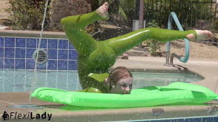 Fem Latex: 在拉斯维加斯的一个阳光明媚的日子，我利用时间炫耀我的乳胶紧身连衣裤，并灵活弯曲我