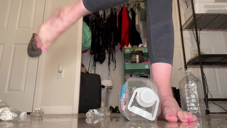 Peppermint Giantess: Wasserflasche zermalmt mit groÃŸen füßen der größe 16