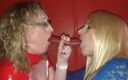Kinky Essex: Lisa e Charlotte ingoiano un dildo a doppia estremità insieme...