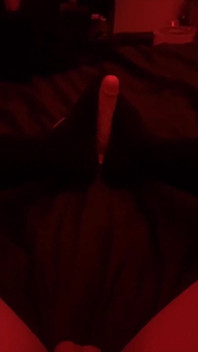 Labă cu picioarele cu vibrator noaptea - VEDERE LA PERSOANA 1