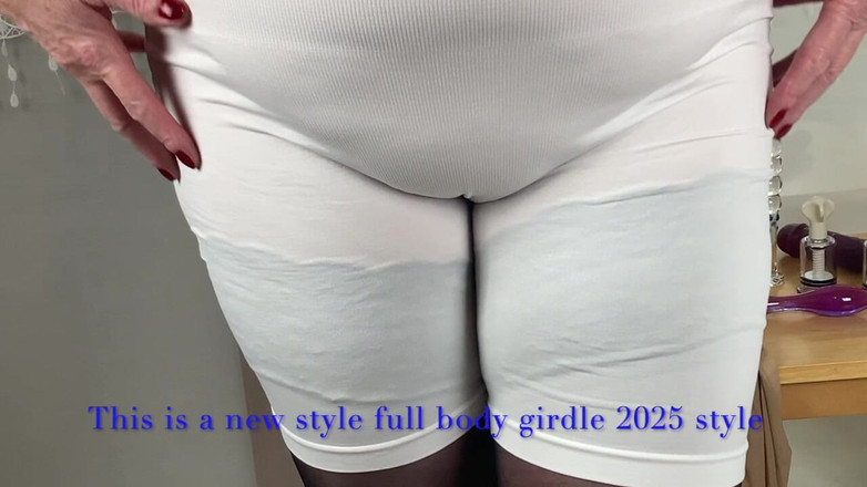 Aunty Sandra vintage girdle queen: Tia Sandra Vestindo Uma Cinta Macia