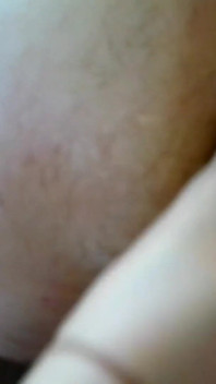 Uomini che si muovono con le dita sul sedere