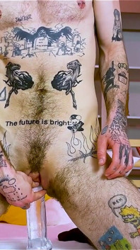 Deri tavşan çift büyük net dildo ve anal tıkaçla ftm deliklerini dolduruyor