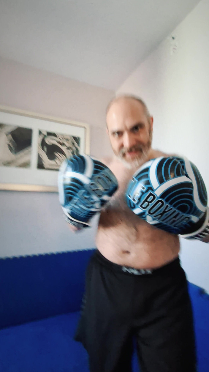 Combat and fetish: Den slutliga showdownen på hotellmattorna