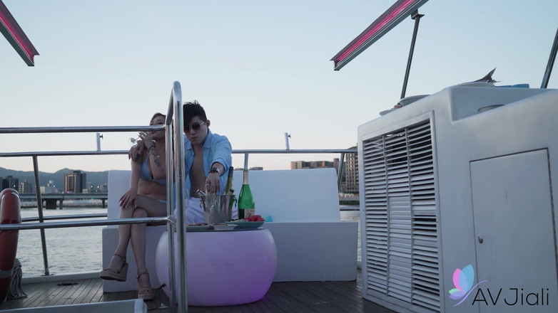 AV Jiali: 배에서 놀고 섹스하는 Stacy와 친구들