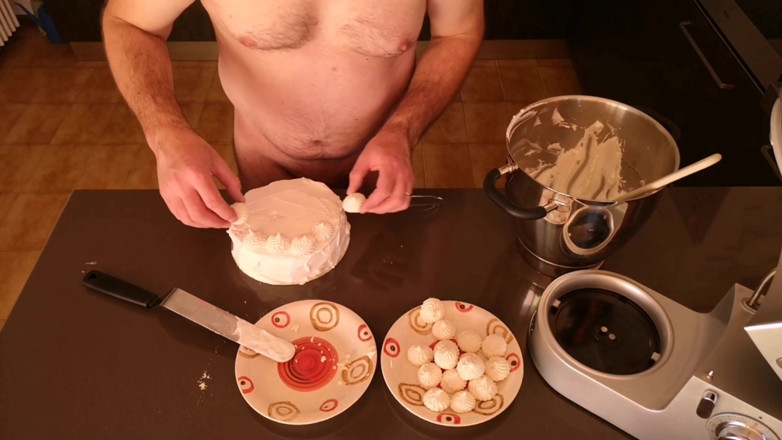 Cicci77: Cicci77 50 gram döl topladıktan sonra, bir sperm meringue pastası hazırlıyor!