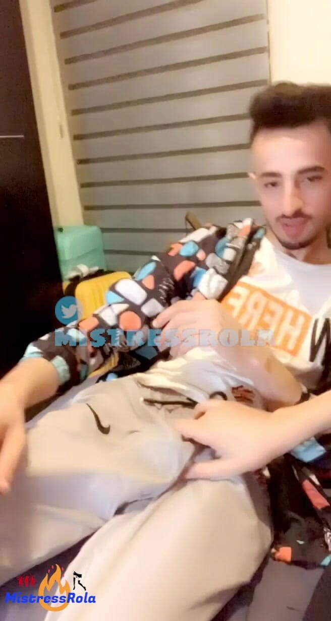 Mistressrola: Koltuk altlarımı yala ve sik