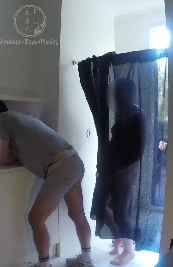 AmateurBoysPissing: 2 Garçons Amateurs S’amusent Dans La Cuisine À Se Pisser Dessus