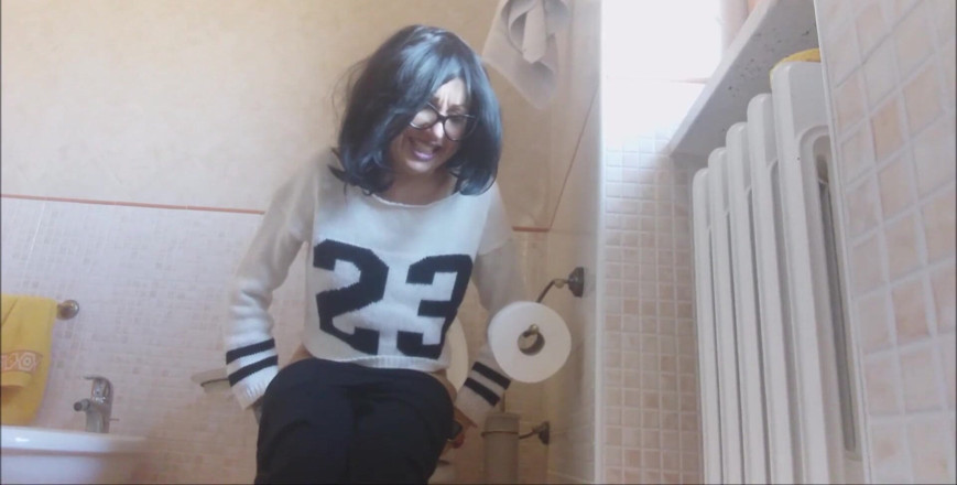 savannahamatoriale: The Cherleader Loves to Provoke Your Erection with Her Pee