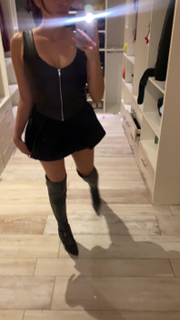 Latex hoer laat je haar tieten zien