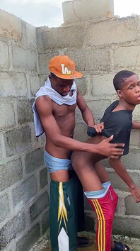 Seu Meio-irmão Fodendo Ele Em Um Prédio Descomplicado..
