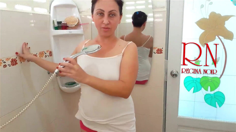 Regina Noir: La fille se baigne sous la douche dans un t-shirt...