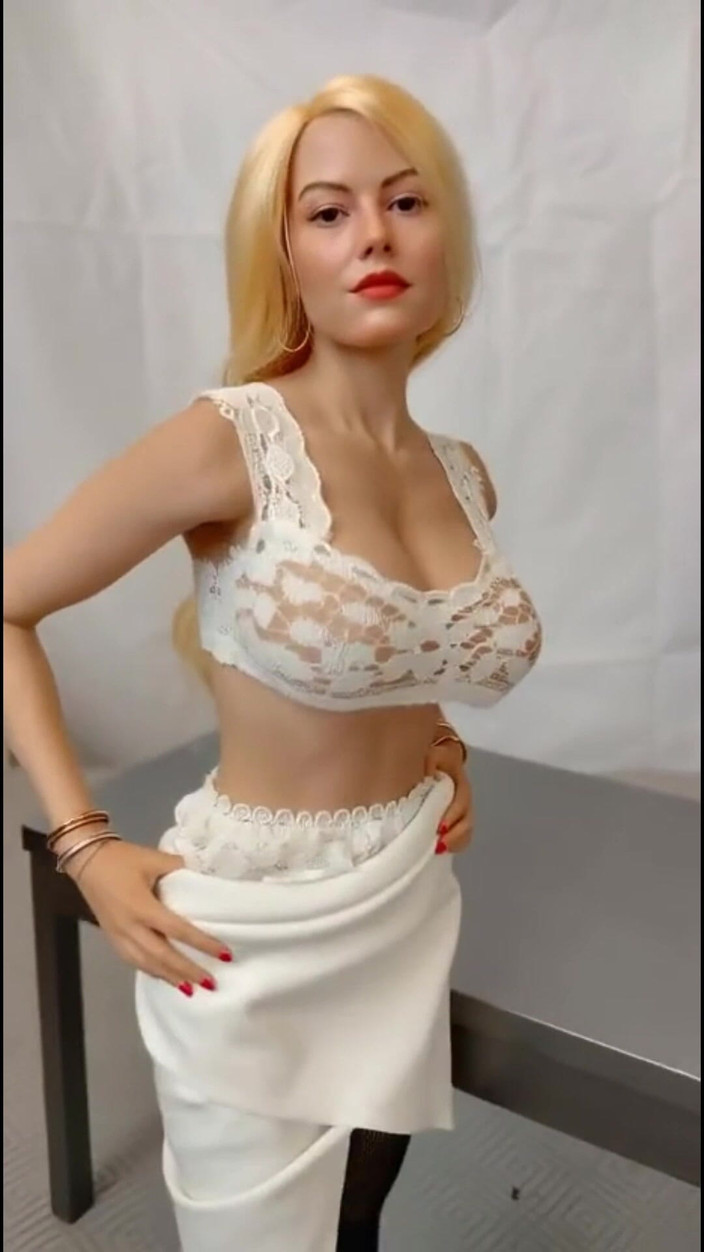 PeacefulDigit325: Margot脱衣服