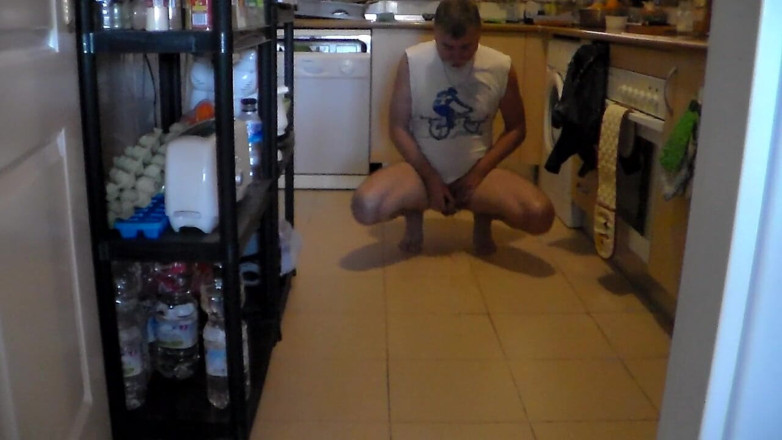 Sex hub male: John está haciendo pis en el piso de la cocina