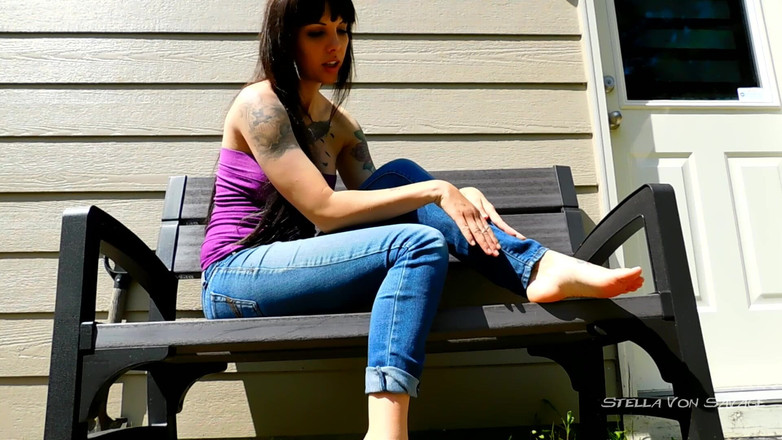 Stella Von Savage: Adoración de pies al aire libre: pies descalzos sexy