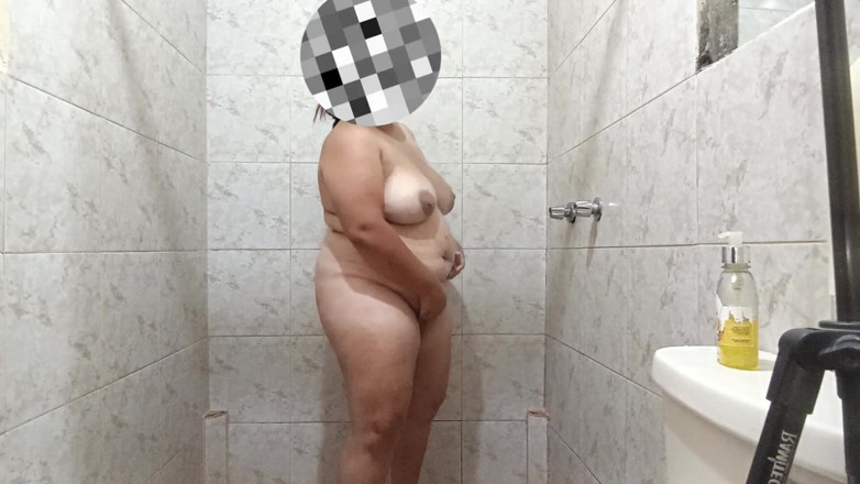Stepmom_with_big_tits: Seksowna latynoska dotyka się bardzo bogata podczas prysznica bogatego i...