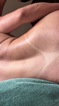 Hete blondine neemt op handen en voeten de kont in - latina amateur