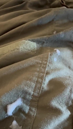 Gay Soldier Stuff: 陆军壮男穿着穿戴式假的白色鸡巴撸管，穿着飞行服穿着泳裤在泳裤里撸管