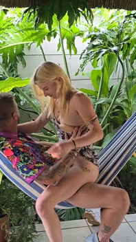 La fidanzata troia delle vacanze alle hawaii è di sopra