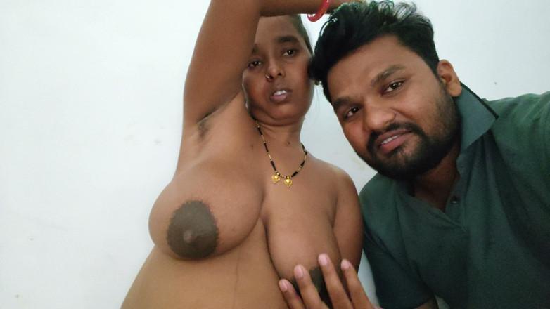 Premi pooja: Desi bhabhi ke bade seins Uska Devar Chus Raha He -...