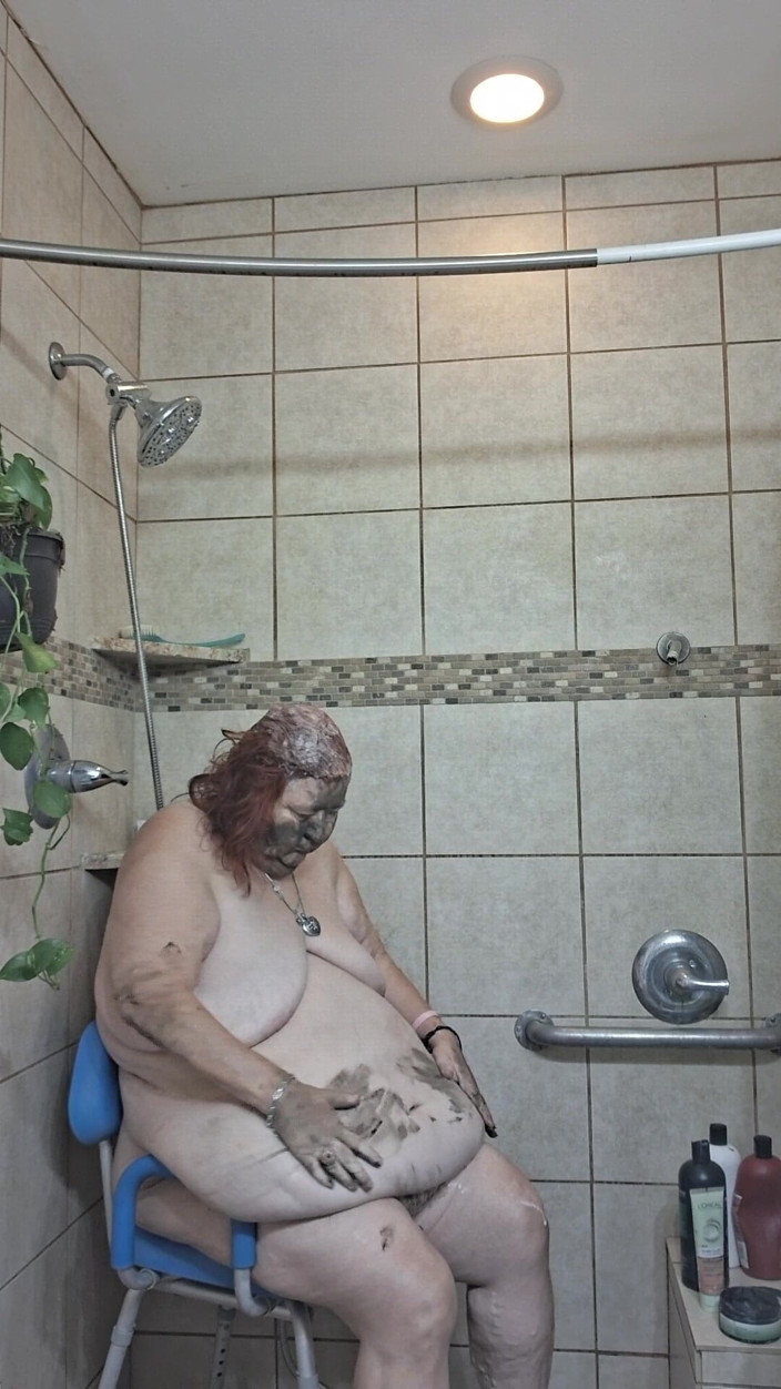 BBW nurse Vicki adventures with friends: Büyük güzel hemşire Vicki duşumda çamur tedavisi yapıyor!