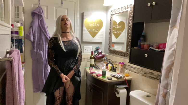 Sissy Bailey Wilde: Emo Crossdresser Puts on Buttplug and Jerks off