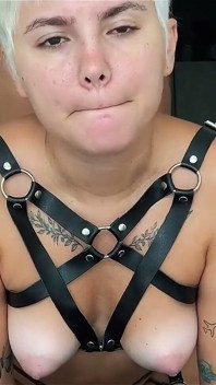 สาวร่านผมบลอนด์รัสเซียในชุดเทียมเย็ดทุกตําแหน่งเพื่อสนองลูกค้าของเธอ