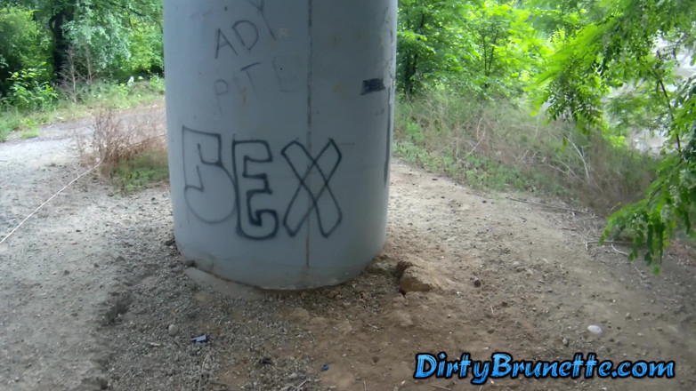 Dirty Brunette: Soția curvă suge două pule sub un pod într-un sex oral...