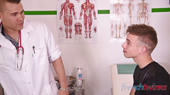 French twinks: 一个年轻的病人被一个恶毒且男人的医生干