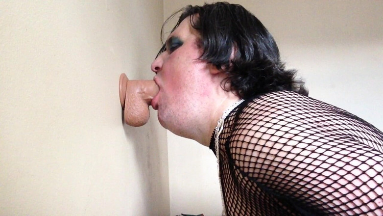 Trisha Trash: Бесполезная Шлюха Кроссодессов Trisha Trash Практикует Ее Навыки Глубокой Глотки Без Рук