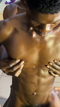 Ateşli büyük zenci yarağı erkekler üçlü sikişiyor