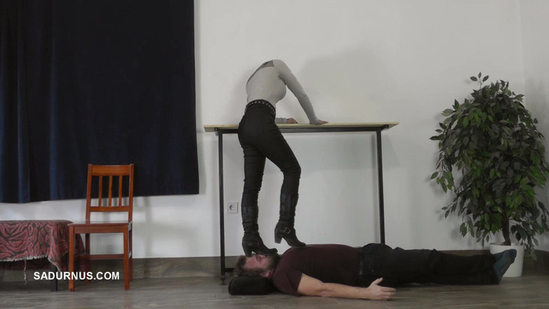 Sadurnus: Sydney zmiażdżył twarz niewolnika butem