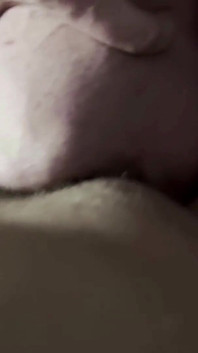 아빠를 위한 놀라운 펠라. 어린 학생의 목구멍이 부풀어 오를 수 있습니다.