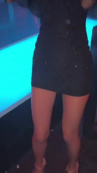 Una ragazza arrapata prende la mia mano in un night club e mi porta in bagno pubblico per fare sesso anale