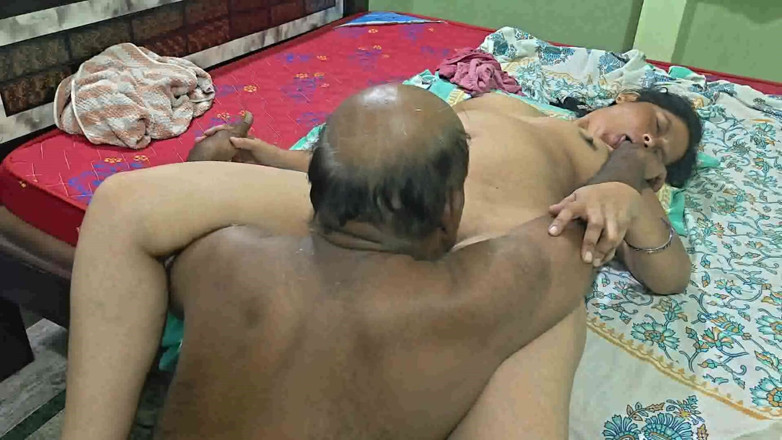 Sexy sindu: Desi bhabhi berbagi tempat tidurnya dengan dever