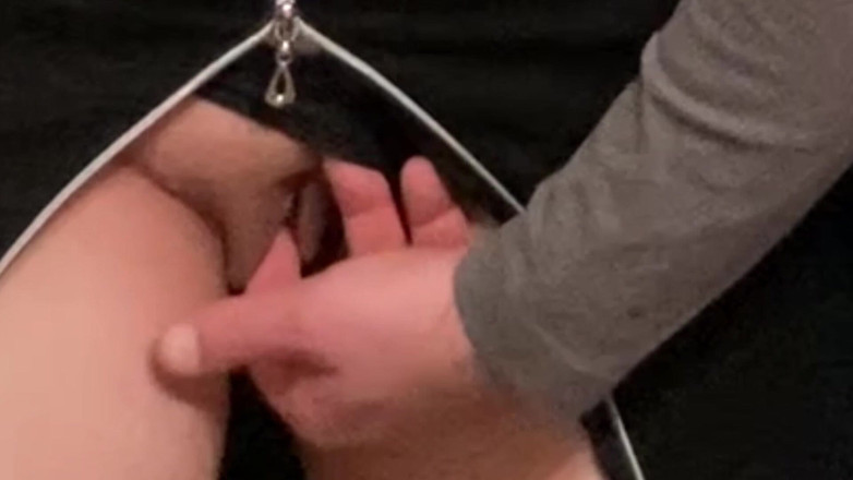 PriyaNaavya: Una ragazza arrapata viene sditalinata sotto il vestito in pubblico