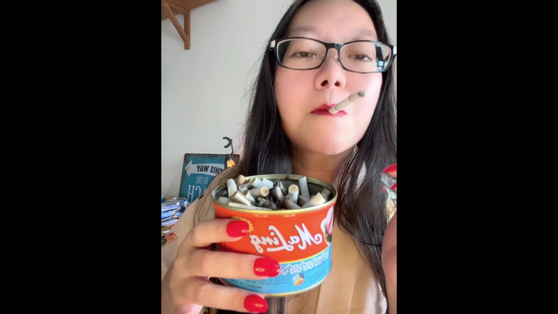 Smoking Asian: エキゾチックスモーキング・アジアン:赤い爪、赤い唇、喫煙する娼婦、こぼれ、胸に灰を擦る