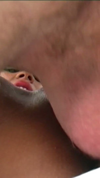 Sexy ebenholz-teen keisha kane bekommt ihre nasse muschi von ihrem großen hengst geritten und vollgespritzt
