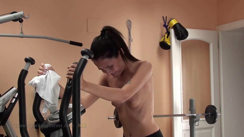 Spanking Server: Sissi látigo de espalda desnuda en el gimnasio