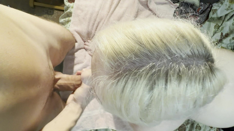 AurelliaCreampie: 딥스로트 귀여운 목구멍이 삼키고 엉덩이에 질내 사정을 합니다.