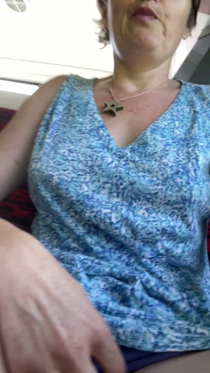 MistressWriggler: Macocha bawi się swoją śmierdzącą cipką z tyłu autobusu, a następnie...