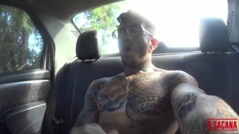 World Gay: Se masturber dans la voiture