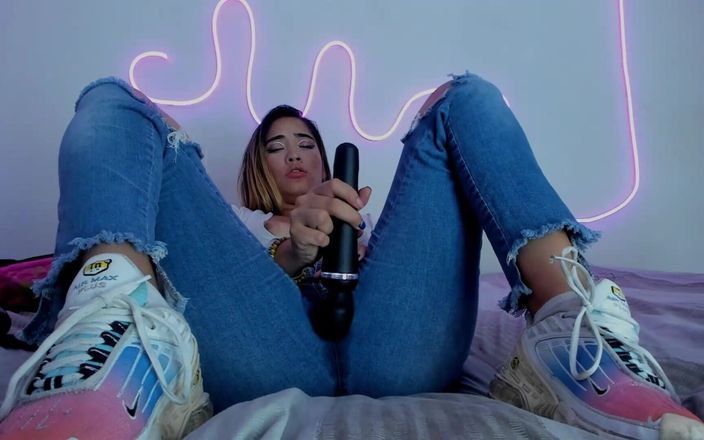 ScarlettKent: Sexy blondýnka má úžasný orgasmus se svým vibrátorem a stříká v...