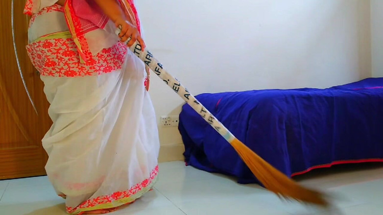 Aria Mia: 古吉拉特邦热辣人妻在她扫她的房间时被邻居操菊花和丈夫在隔壁房间