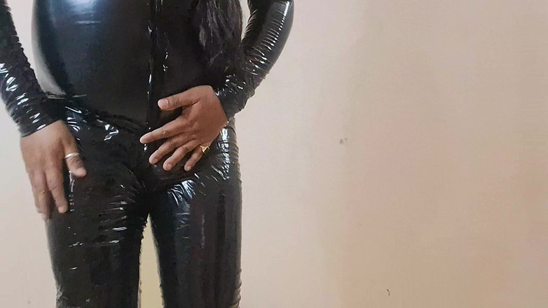 Indiansissychubby: Ewoluuj lalkę walcz z lateksem dla ciebie, chodź połykać moją...