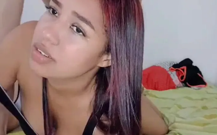 Pikaa6: 18letá brunetka s velkými povislými prsy z New Yorku ve...