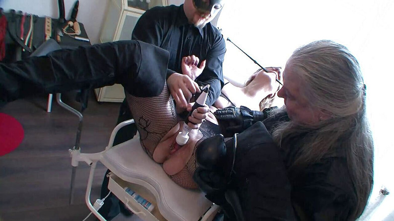 Absolute BDSM films - The original: Eine maskierte frau dominieren