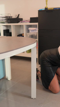 328 Secrétaire coquine - baise avec son patron, pisse anale dans la bouche - creampie anal - béance anale