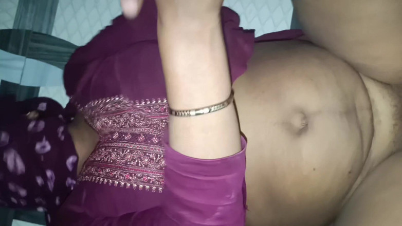 Bhabhi UP: Друг чоловіка прийшов і дав мені багато чаю